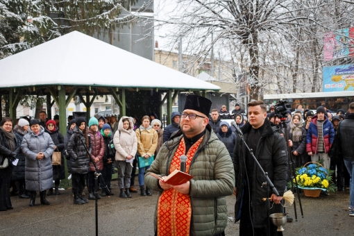 На фасаді Ліцей № 13 Івано-Франківської міської ради відкрили та освятили анотаційні дошки трьом захисникам