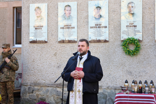 На фасаді Ліцею №22 Івано-Франківської міської ради відкрили та освятили пам’ятні дошки трьом випускникам