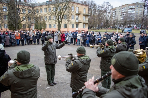 На фасаді Ліцею імені В’ячеслава Чорновола відкрили дошку захиснику України Михайлу Андрушевському