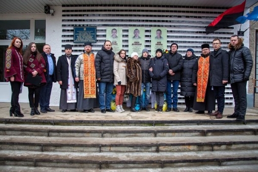 "Ой там три браття з Прикарпаття життя за волю віддали..."