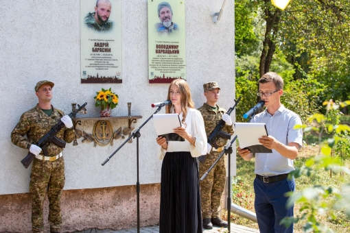 На фасаді будинку , де проживав Захисник - відкрили та освятили памʼятну дошку Володимиру Карвацькому.