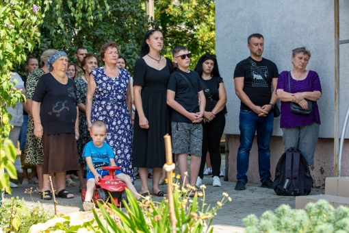 На фасаді будинку , де проживав Захисник - відкрили та освятили памʼятну дошку Володимиру Карвацькому.