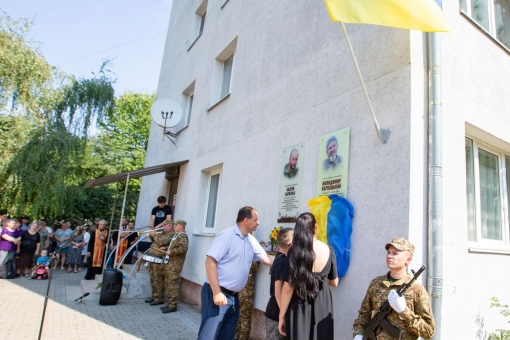 На фасаді будинку , де проживав Захисник - відкрили та освятили памʼятну дошку Володимиру Карвацькому.