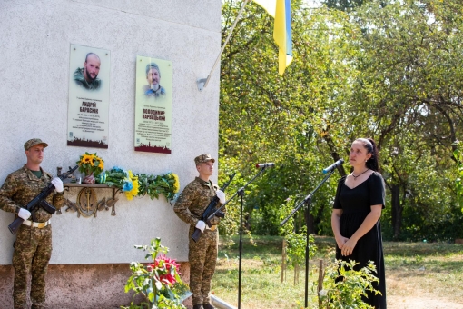 На фасаді будинку , де проживав Захисник - відкрили та освятили памʼятну дошку Володимиру Карвацькому.