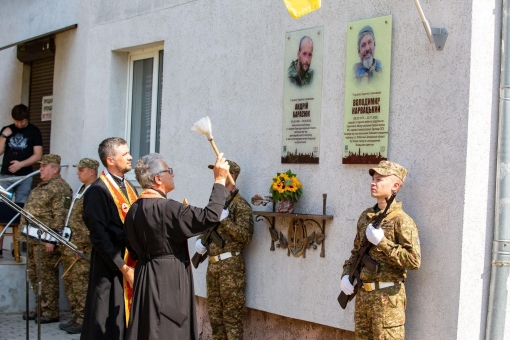На фасаді будинку , де проживав Захисник - відкрили та освятили памʼятну дошку Володимиру Карвацькому.