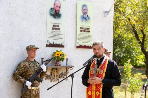 На фасаді будинку , де проживав Захисник - відкрили та освятили памʼятну дошку Володимиру Карвацькому.