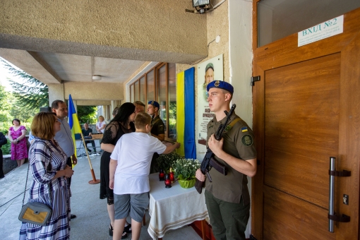 Ще одну пам'ятну дошку відкрили на фасаді Ліцею №22 - Василю Гуцуляку