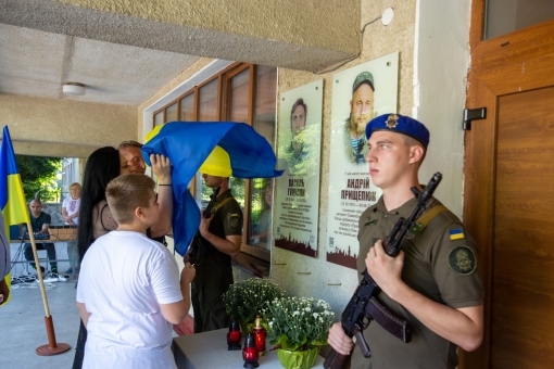 Ще одну пам'ятну дошку відкрили на фасаді Ліцею №22 - Василю Гуцуляку