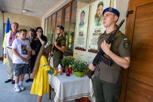 Ще одну пам'ятну дошку відкрили на фасаді Ліцею №22 - Василю Гуцуляку