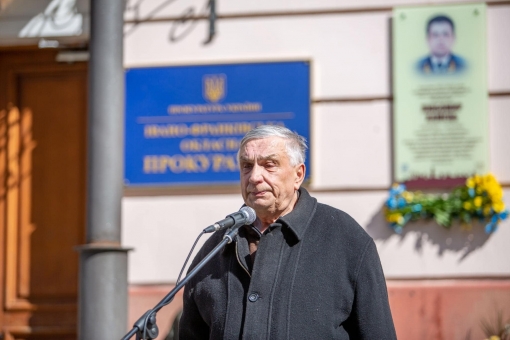 Любомир Хамець - працівник органів прокуратури, який добровольцем вступив до лав ЗСУ. 