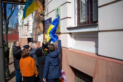 Любомир Хамець - працівник органів прокуратури, який добровольцем вступив до лав ЗСУ. 