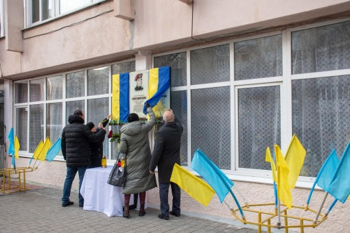 На фасаді ВПУ-13 встановлено дві пам‘ятні дошки випускникам - Максиму Бурді та Романові Сализі