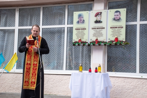 На фасаді ВПУ-13 встановлено дві пам‘ятні дошки випускникам - Максиму Бурді та Романові Сализі