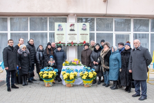 На фасаді ВПУ-13 встановлено дві пам‘ятні дошки випускникам - Максиму Бурді та Романові Сализі