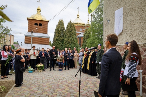 На фасаді Крихівецького ліцею відкрили дошку Роману Дземану