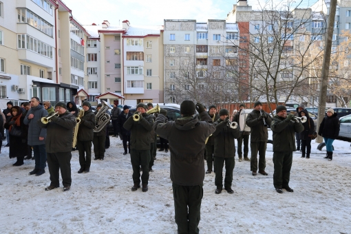 На фасаді будинку вул. Івана Миколайчука, 10А відкрили анотаційну пам'ятну дошку Героєві - Василю Матвіїву