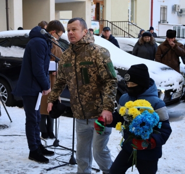 На фасаді будинку вул. Івана Миколайчука, 10А відкрили анотаційну пам'ятну дошку Героєві - Василю Матвіїву