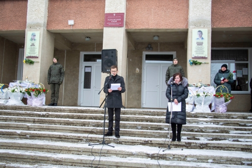 У селі Радча, на фасаді школи, відкрили дві пам'ятні дошки захисникам України - Івану Шептуру та Ярославу Вацебі