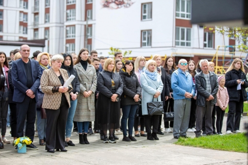 На фасаді 6-го ліцею відкрили ще одну дошку загиблому захиснику - Станіславу Сенику