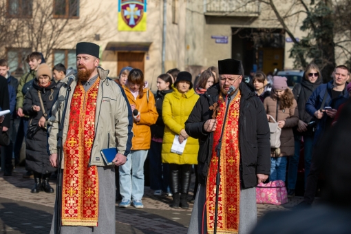  Поруч два Олега - Куцин та Вязовченко. В Івано-Франківську відкрили ще одну пам'ятну дошку захиснику України - Олегу Вязовченку.