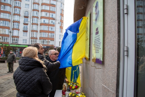  Поруч два Олега - Куцин та Вязовченко. В Івано-Франківську відкрили ще одну пам'ятну дошку захиснику України - Олегу Вязовченку.