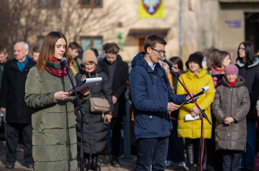  Поруч два Олега - Куцин та Вязовченко. В Івано-Франківську відкрили ще одну пам'ятну дошку захиснику України - Олегу Вязовченку.