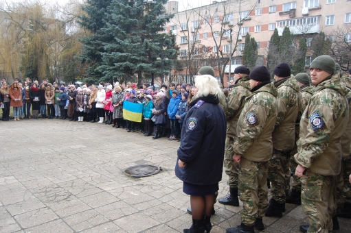 На фасаді 19 школи відкрили анотаційну дошку старшому прапорщику спецпідрозділу "Беркут", вояку АТО Володимиру Шарабуряку