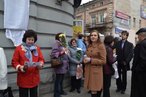 У Івано-Франківську відкрили анотаційну дошку акторці театру Оксані Затварській