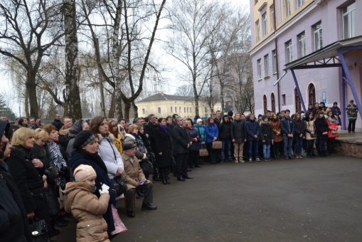 В рамках міської програми «Івано-Франківськ – місто героїв» на фасаді загальноосвітньої школи №12 відкрили анотаційну дошку начальнику штабу 5-го територіального батальйону оборони «Прикарпаття» Юрію Барану