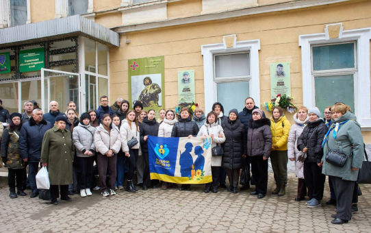 На фасаді Карпатського військово-історичного музею відкрили та освятили пам’ятні дошки, встановлені на честь Захисників — Богдана Кваснюка та Марка Вуянка