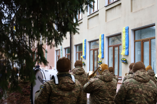 На фасаді Ліцею імені Чорновола відкрили та освятили анотаційні дошки Андрію Шереметі, Ігорю Петріву та Івану Ципердюку.